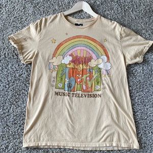 I am selling a beige graphic t shirt, Mtv Fits like a S/M